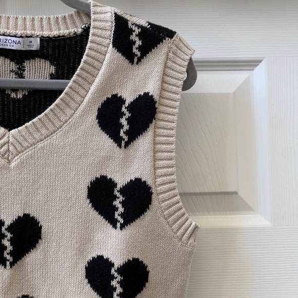 Arizona Jean Company Cream and Black V-neck Sweater With Broken Hearts, Size Med - Picture 4 of 8